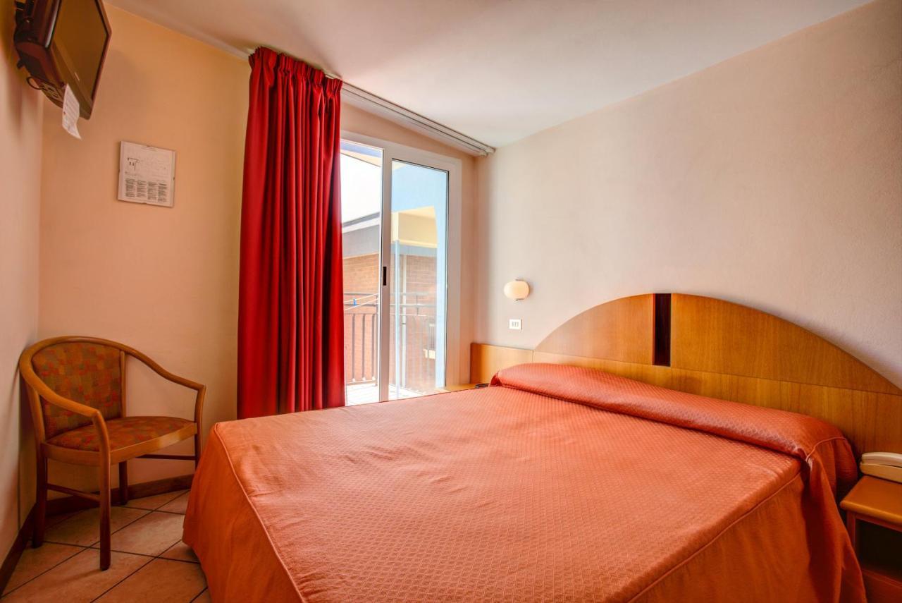 Hotel Rosalba - Valentini Family Village Белларія-Іджеа-Марина Екстер'єр фото