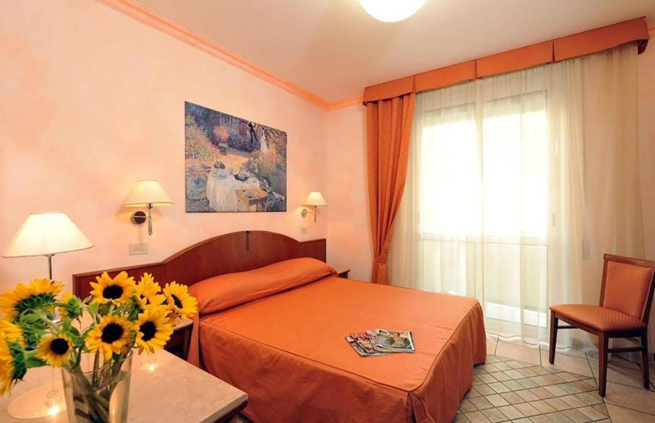 Hotel Rosalba - Valentini Family Village Белларія-Іджеа-Марина Екстер'єр фото